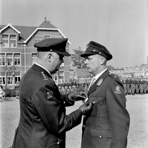 126616 Afbeelding van het uitreiken van de gouden medaille voor langdurige trouw dienst door kolonel H.J.M.A. Mieras ...